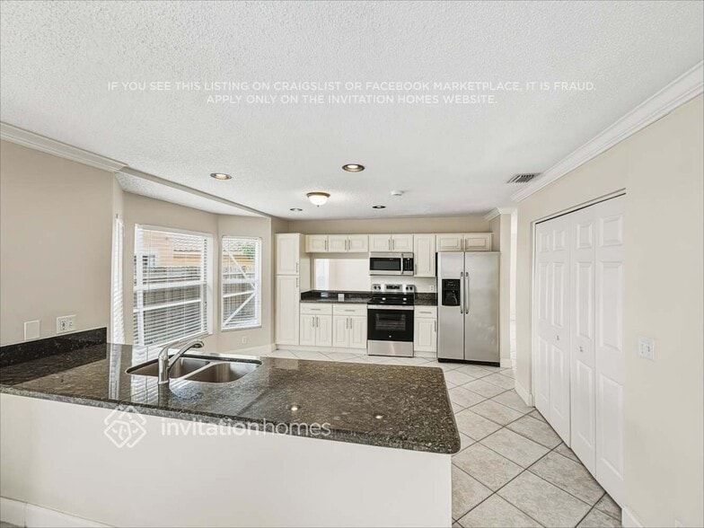 Building Photo - 10769 Oak Lake Way