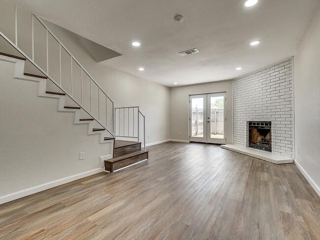 Building Photo - MOVE IN READY