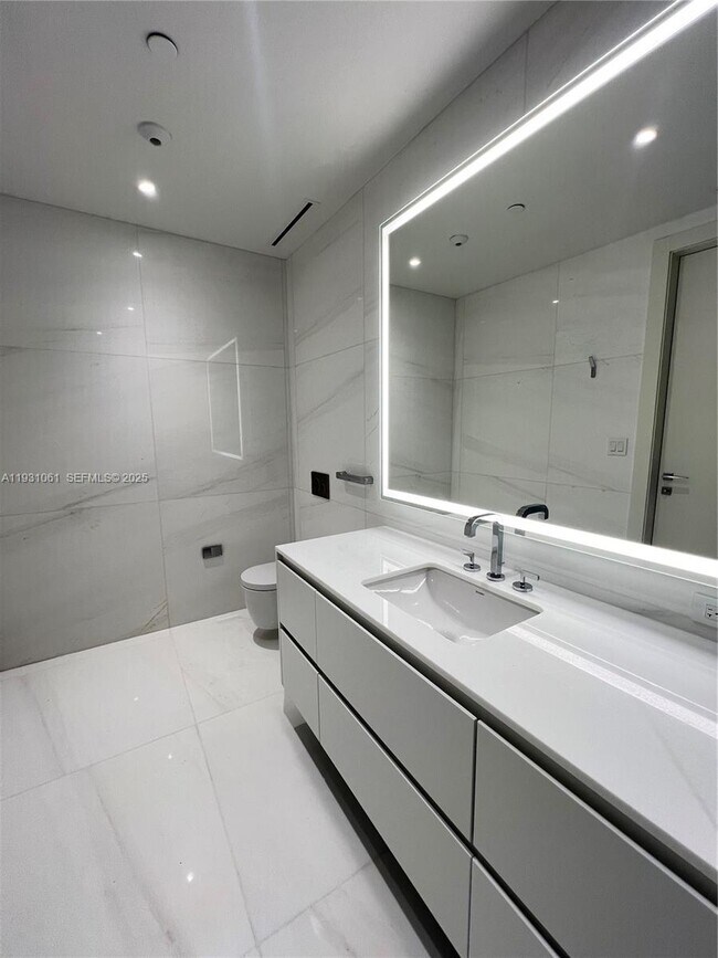 Building Photo - 300 Biscayne Blvd Way