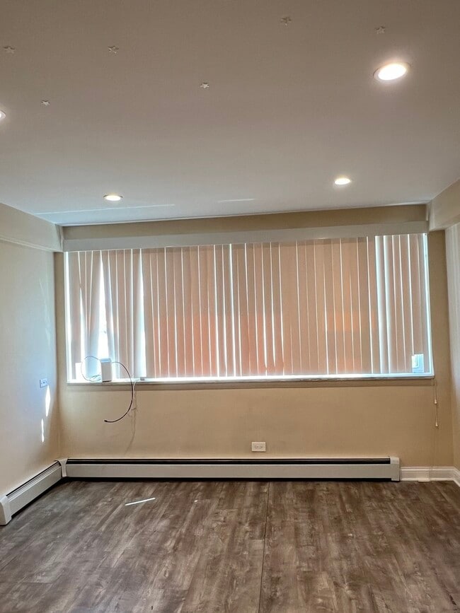 Building Photo - 8052 N Oriole Ave