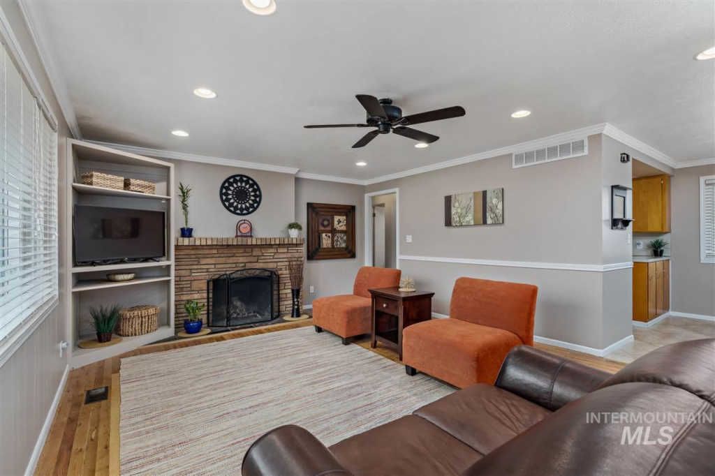 Living Room - 320 Mark St