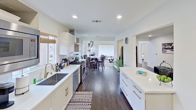 Building Photo - 15153 La Maida St