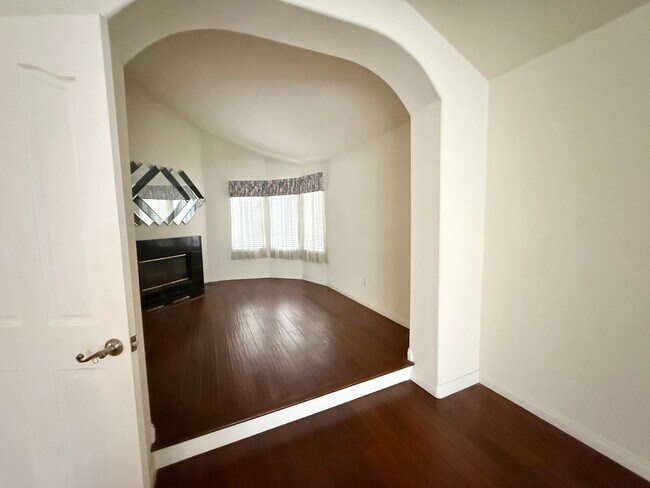 Building Photo - $500 OFF FIRST MONTH! Stunning 4 Bed 4 Bat...