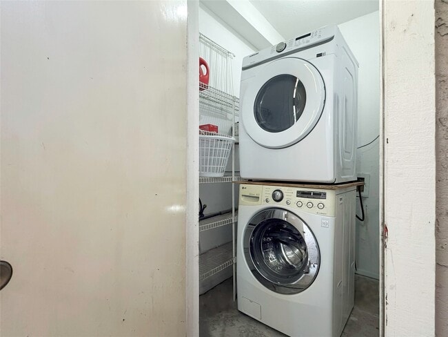 Building Photo - 10855 Meadowglen Ln