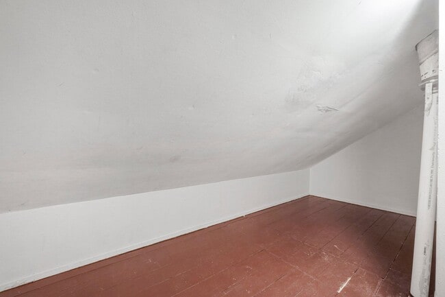 Building Photo - NEW LISTING -5 BEDROOM HOUSE!
