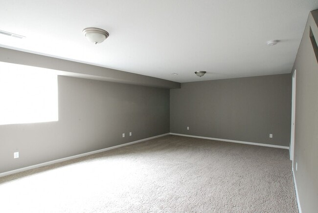 Building Photo - N Bismarck Twin Home with Finished Basement Coming Available End of June!!