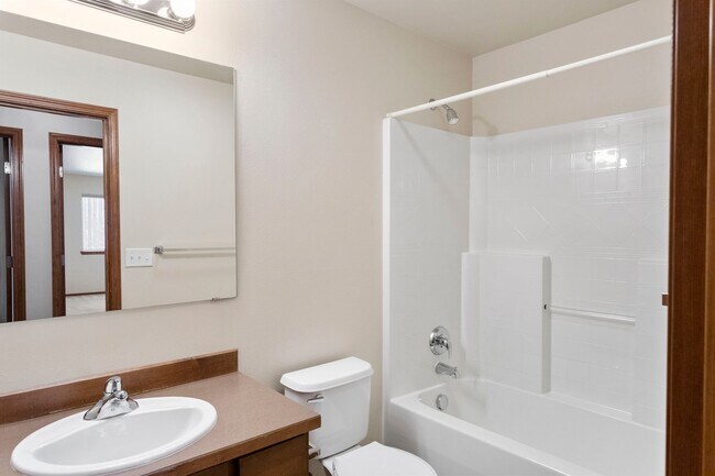 Building Photo - 3 Bed 2 Bath - Excellent Condition - NAS W...