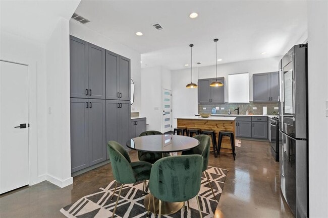 Building Photo - 2411 E 11th St