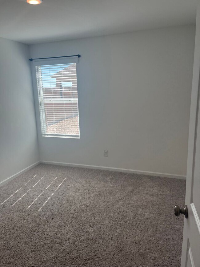 Building Photo - Beautiful 4 Bedroom 2 Bathroom split floor plan home in the newly built Turquoise Hills Neighborh...