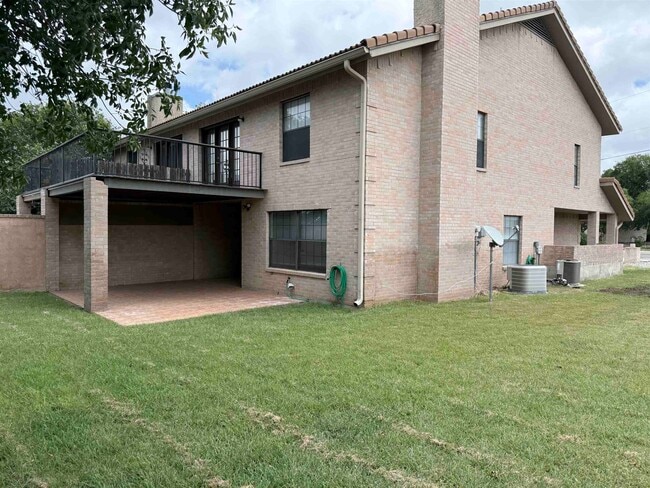 Building Photo - 737 Lago Vista Dr