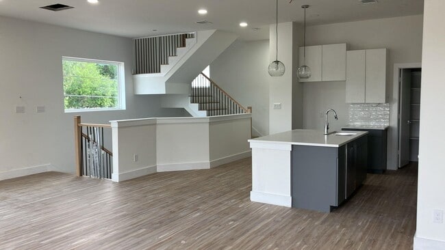 Building Photo - 2105 Holman St