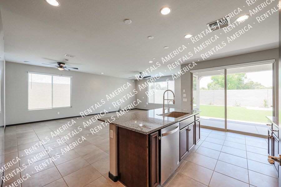 Building Photo - 5610 N 90th Dr