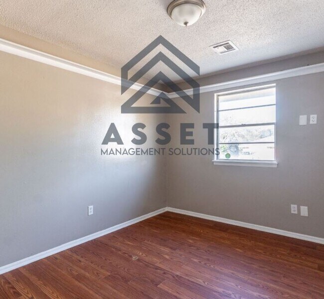 Building Photo - Cute 4 bedroom House