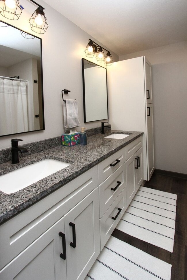Building Photo - Beautiful Furnished Townhouse -Shorter Ter...