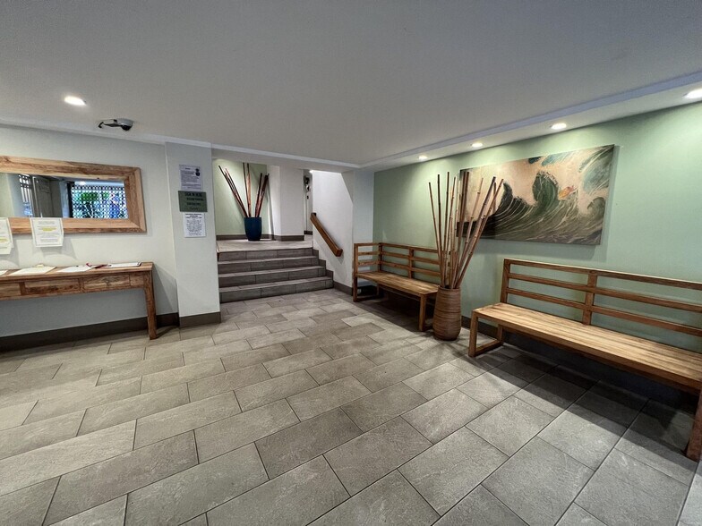 Building Photo - 2452 Tusitala St