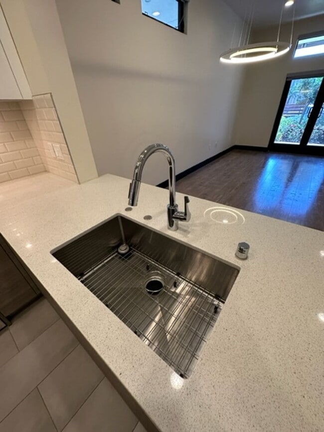 Building Photo - 536 S El Molino Ave