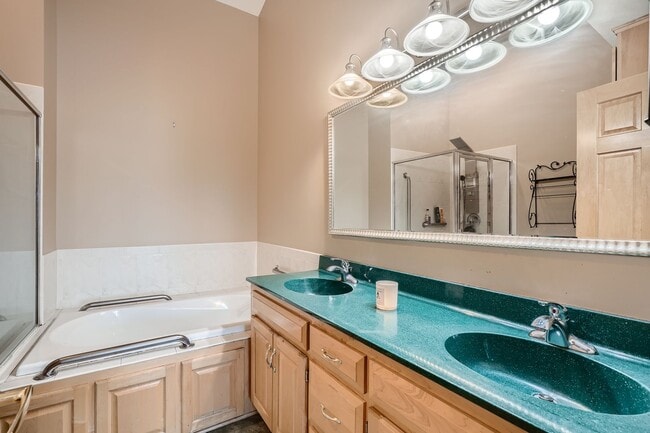 Building Photo - Beautiful 3-Bed 3-Bath Townhouse in Shoreview!