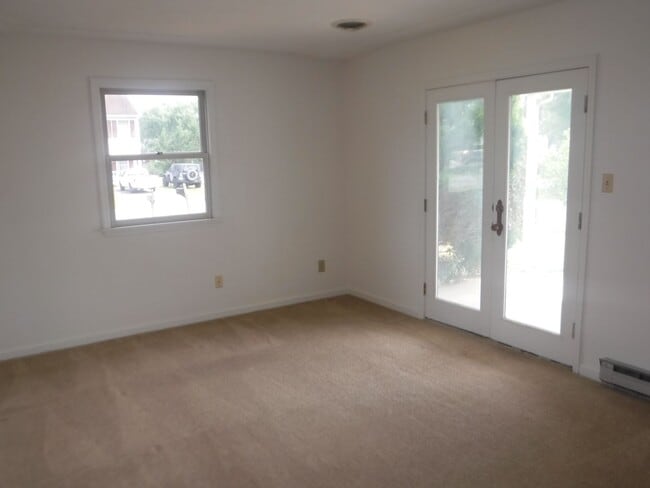 Building Photo - 610 Victoria Dr