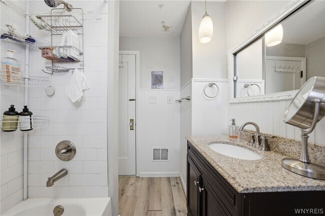 Building Photo - 226 Tacoma Ave