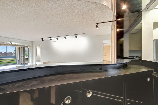 Building Photo - 5519 Fairway Park Dr