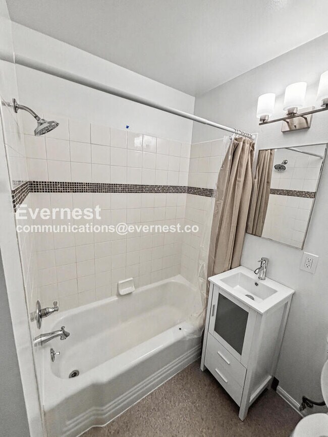 Building Photo - 4 Bed/3 Bath Home with Fenced Yard & Garage / Available Now!