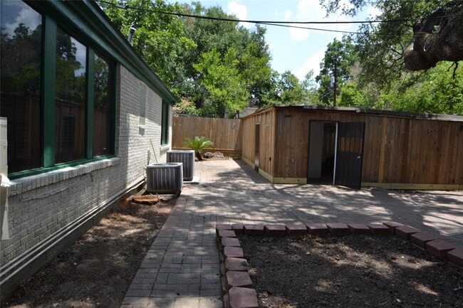 Building Photo - 2135 Bissonnet St