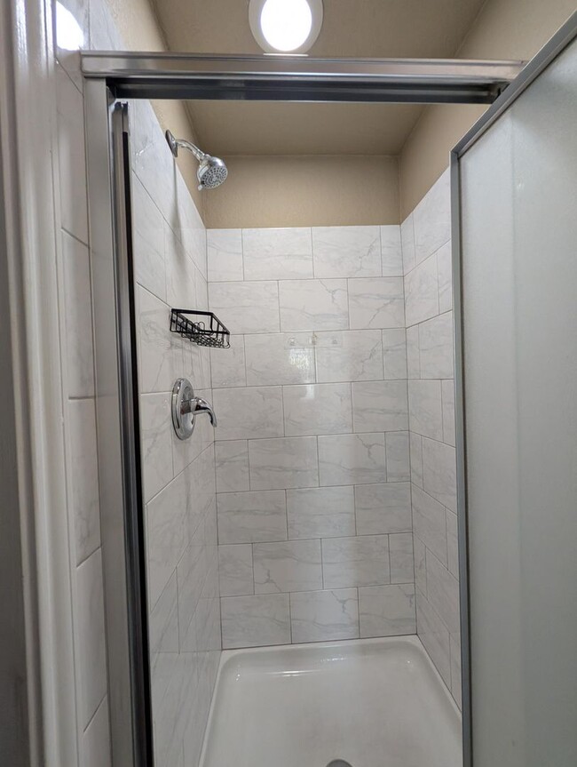 Building Photo - 1x1 Updated flooring & appliances. Includes balconette & washer & dryer