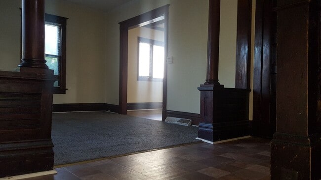 Building Photo - 1122 Wellington St