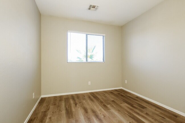 Building Photo - 11809 W Hopi St