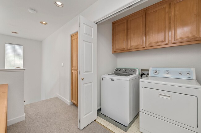 Building Photo - Spacious 3 Bedroom/2.5 Bath Home