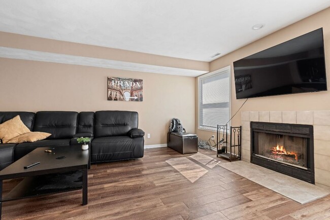 Building Photo - 2 Bedroom 1.5 Bath Spacious Townhome