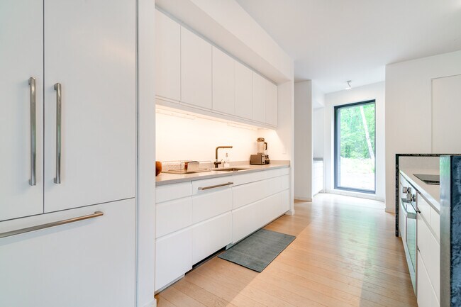 Building Photo - 40 Russells Hill Rd