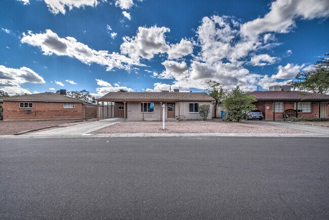 Primary Photo - 2307 w whitton
