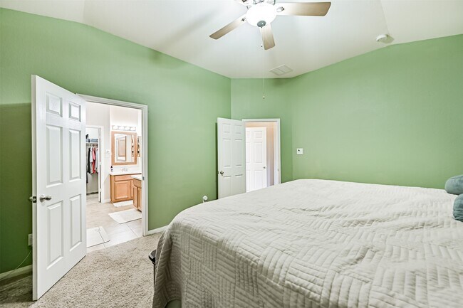Building Photo - 2411 Lakecrest Town Dr