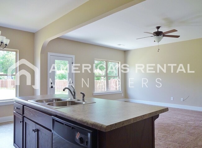 Building Photo - Home in Tuscaloosa..... Available to View Now!!!