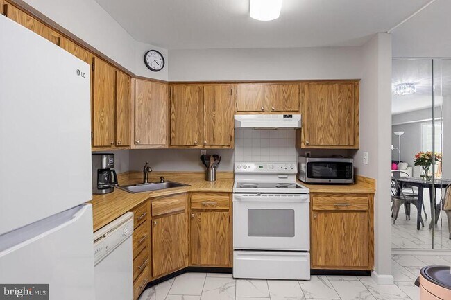 Building Photo - 23A W Bluebell Ln