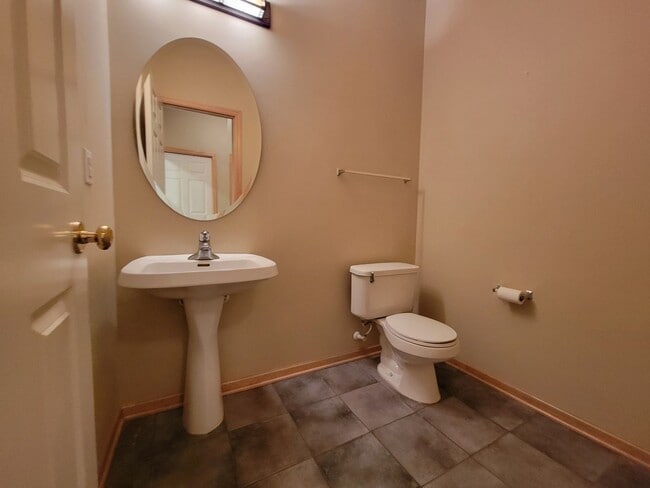 Building Photo - Lovely 2 Bed / 2 Bath TH w/ Heated Underground Parking in Plymouth!