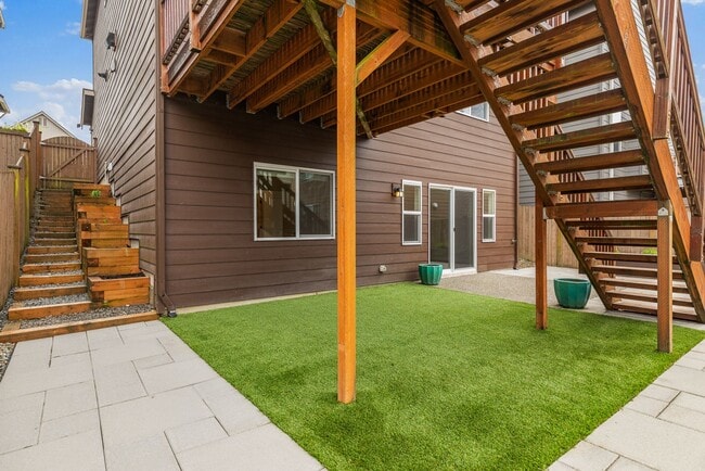 Building Photo - Immediately available 4-bedroom 3.5 bath