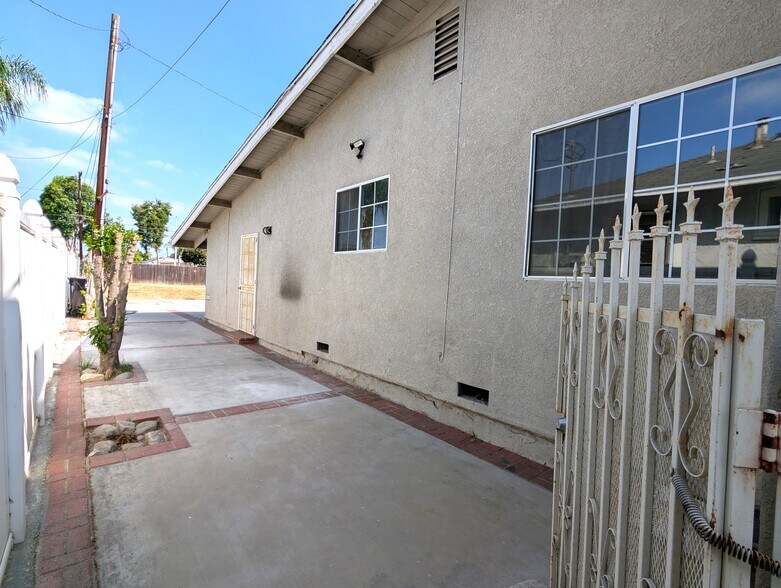 Side Entrance - 7635 Birchleaf Ave