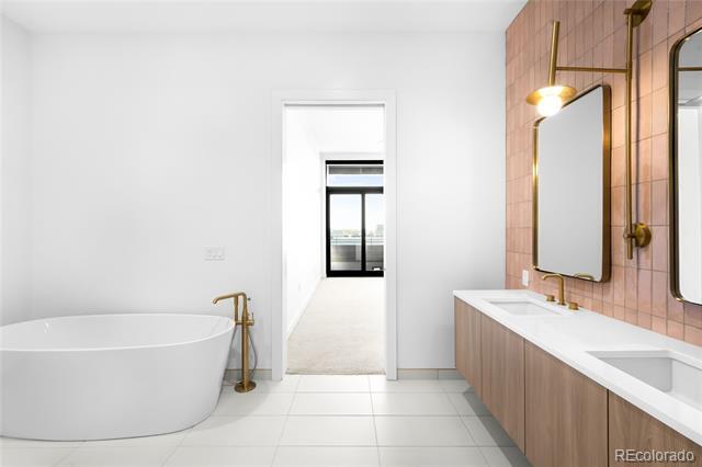 Building Photo - 3520 Chestnut Pl