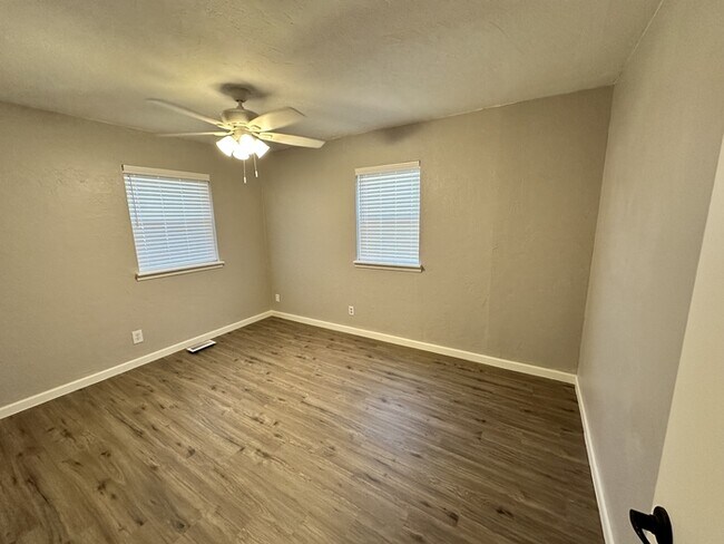 Building Photo - 202 Dianna Dr