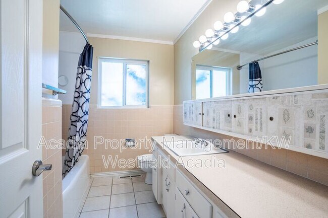 Building Photo - 542 150 E