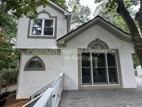 Building Photo - 3025 Lakeside Dr
