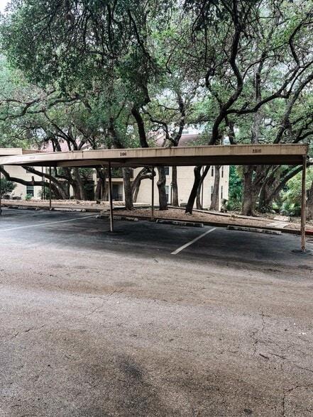 Building Photo - 8702 Village Dr