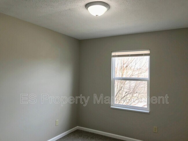 Building Photo - 5390 Lakeside Manor Dr