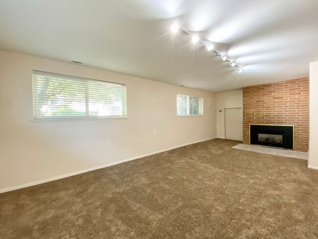 Building Photo - Charming Lake Hills Home in the Heart of Bellevue