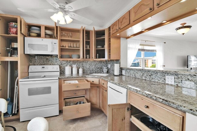Building Photo - 2871 N Ocean Blvd