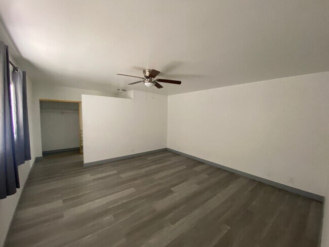 Building Photo - Julian House (DMM125)