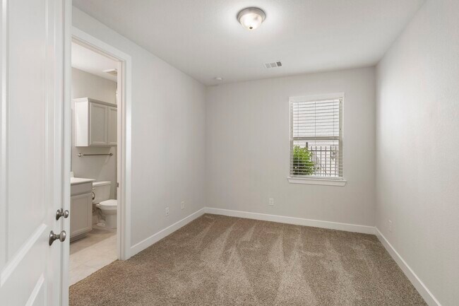 Building Photo - 11 Floral Vista Dr