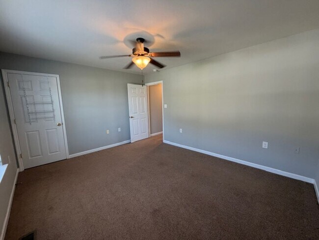 Building Photo - 1299 Pond St SE